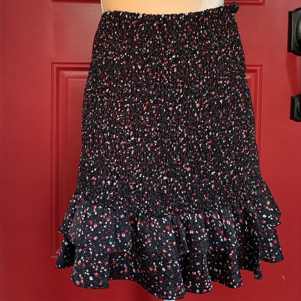 She & Sky mini skirt with elastic and ruffled hem